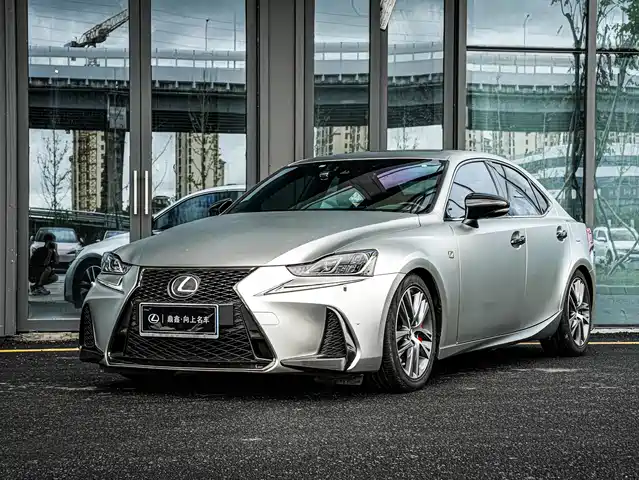 LEXUS IS