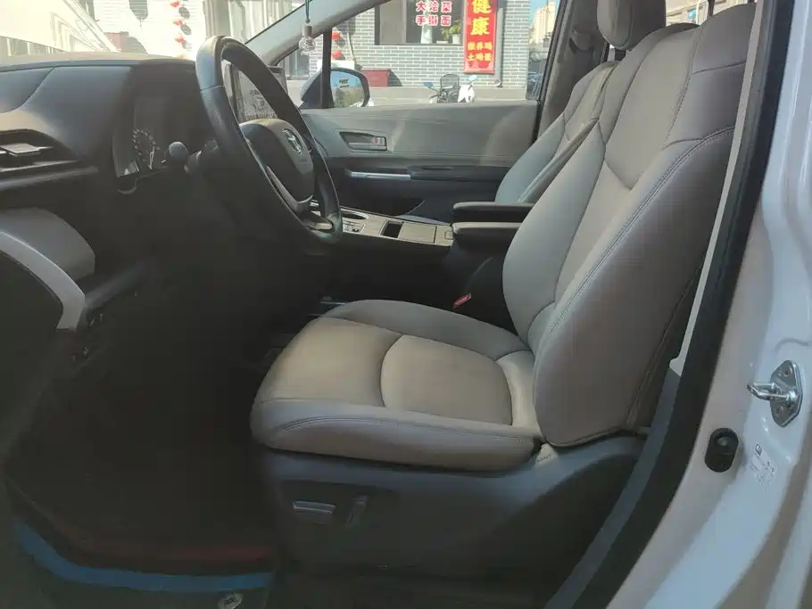Toyota Sienna — миниатюра 9