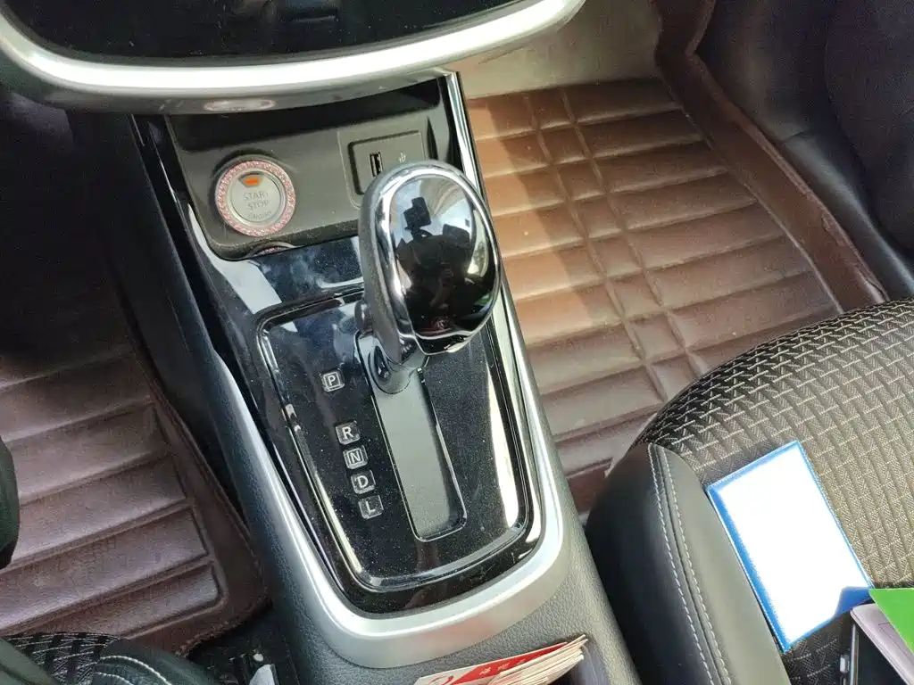 Nissan Tiida — миниатюра 10