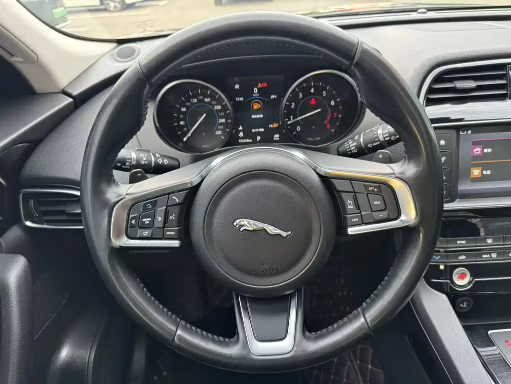 Jaguar F-PACE — миниатюра 8