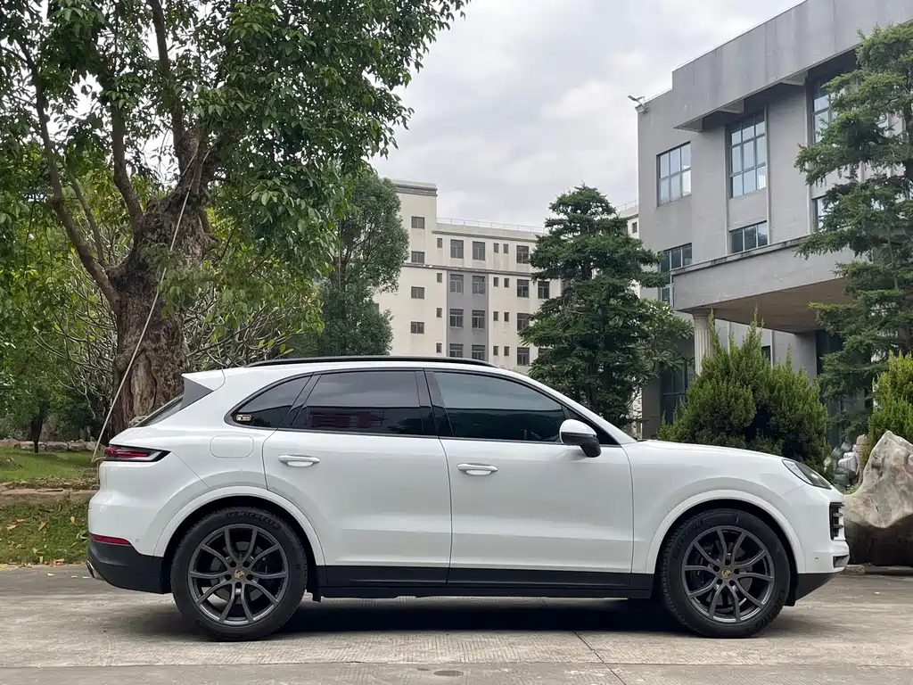 Porsche Cayenne — миниатюра 7