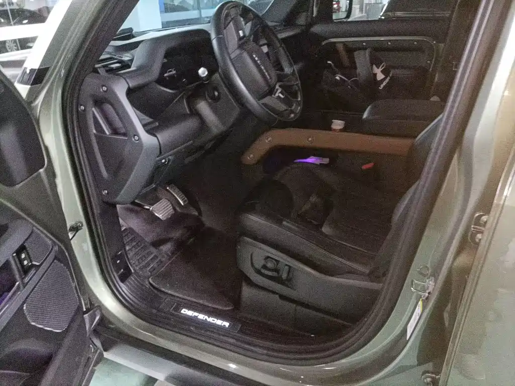 LAND ROVER DEFENDER