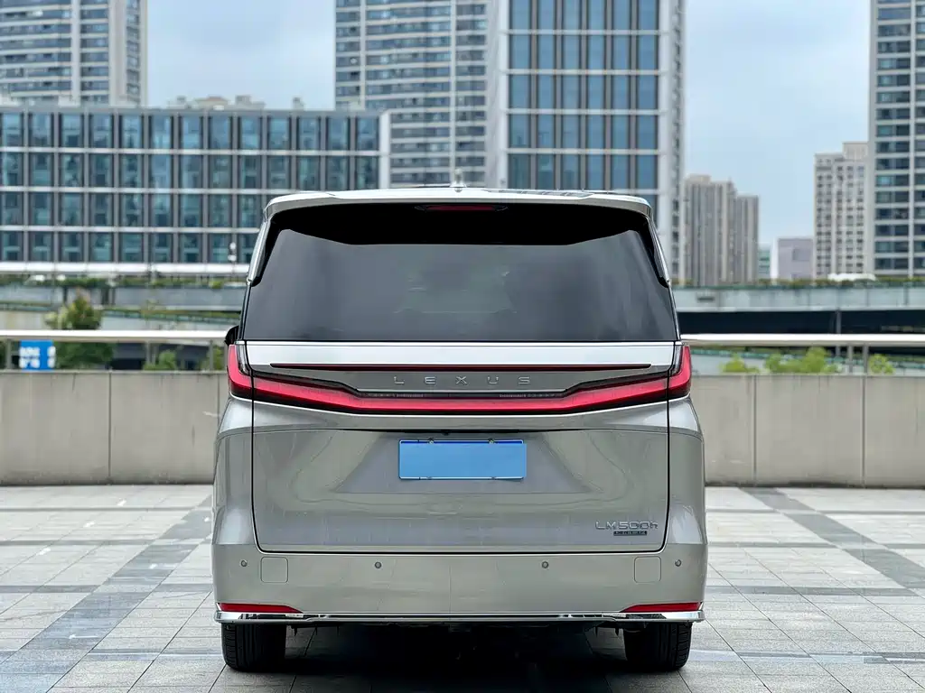 LEXUS LM