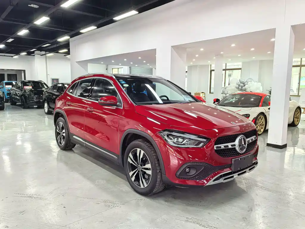 MERCEDES-BENZ GLA