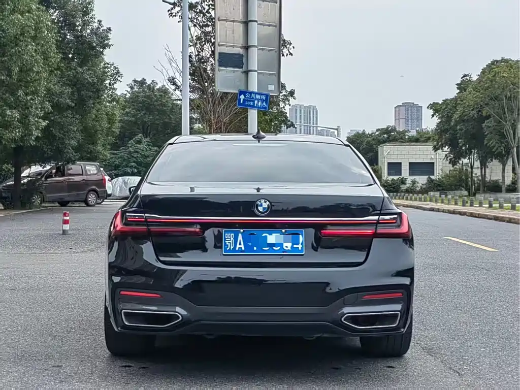 BMW 7 Series — миниатюра 5
