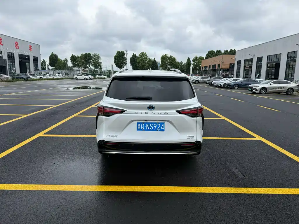 Toyota Sienna 2023 2.5L Luxury