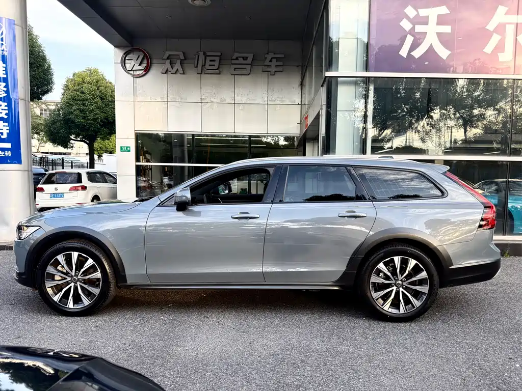 Volvo V90 2023 Cross Country B5 AWD