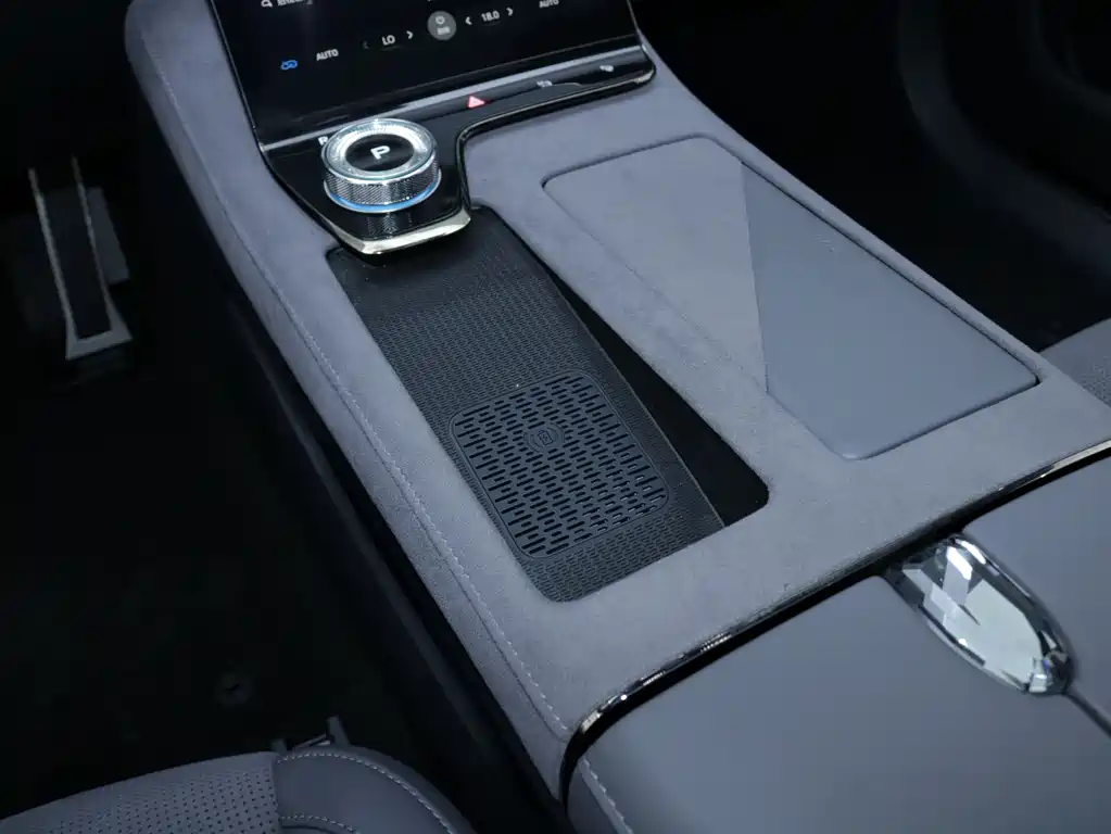 VOYAH LANTU CHASING LIGHT