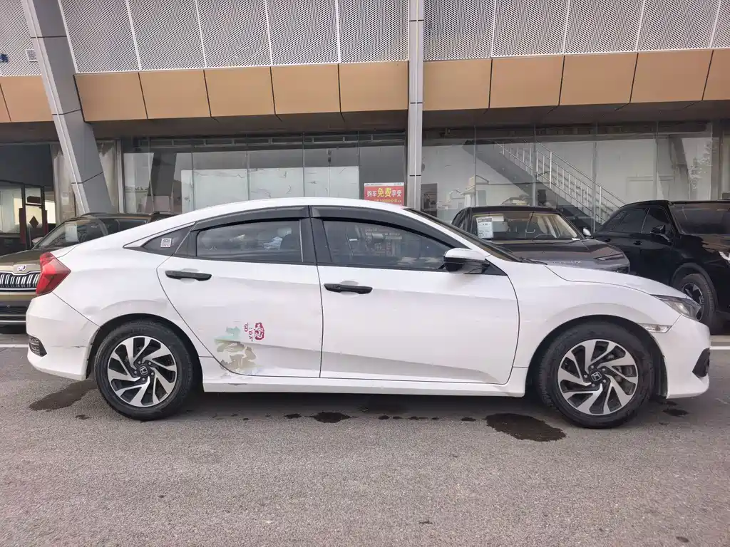 Honda Civic 2016 220TURBO MT Luxury