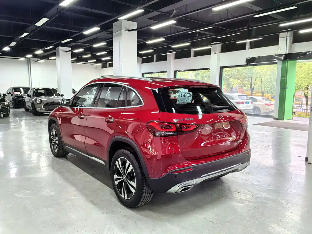MERCEDES-BENZ GLA