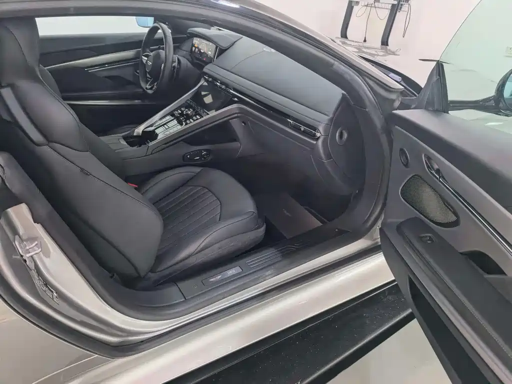 Aston Martin DB12 — миниатюра 6