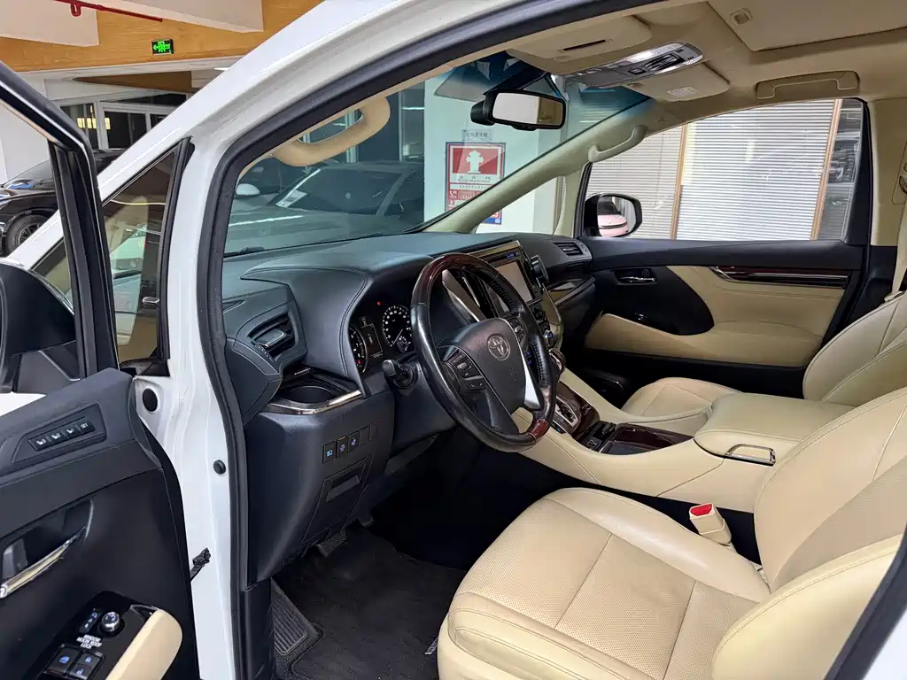 Toyota Alphard — миниатюра 4