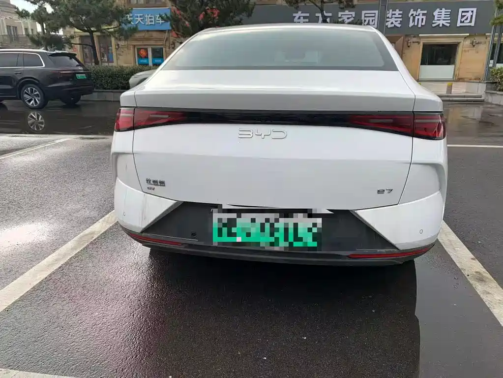 BYD E7