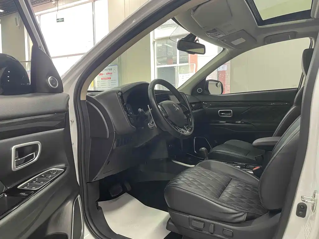 MITSUBISHI OUTLANDER