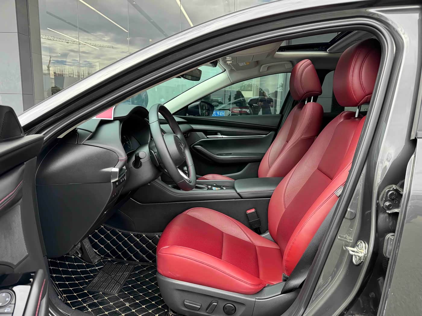 Mazda Mazda3 Axela 2.0 л 2024 г. Серебристо-серый, пробег 15000 км