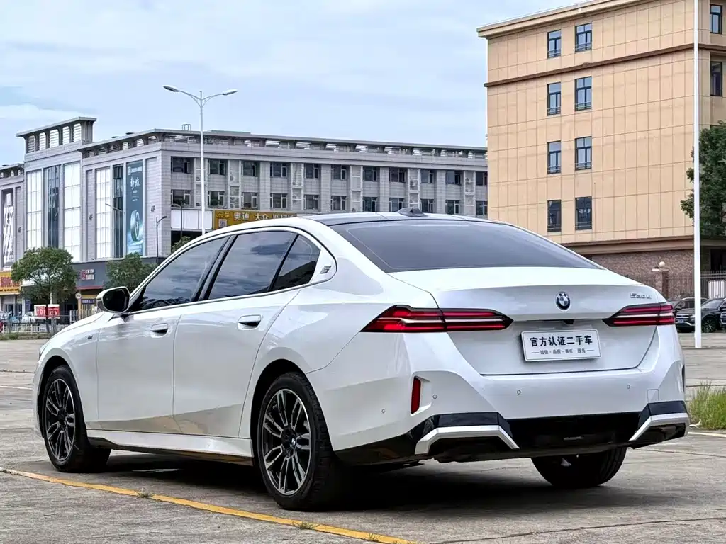 BMW 5 Series — миниатюра 7