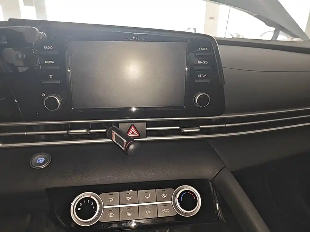 Hyundai Elantra — миниатюра 13