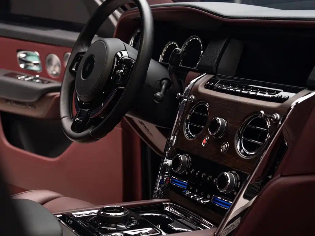 Rolls-Royce Cullinan — миниатюра 12