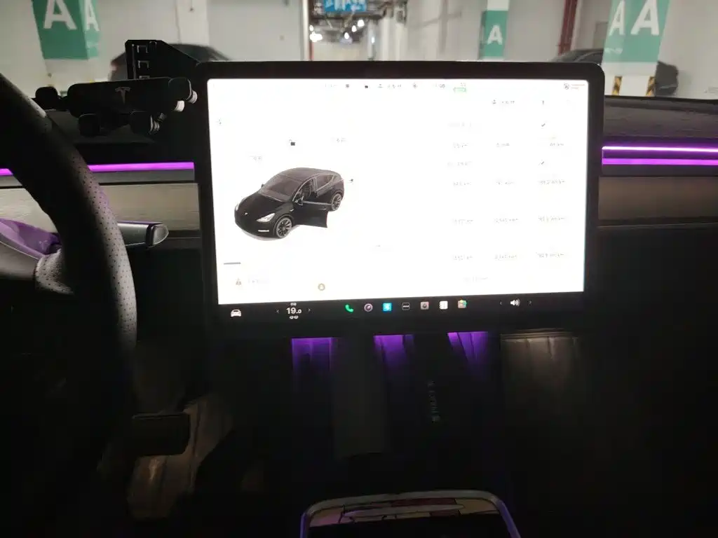 Tesla Model Y — миниатюра 6
