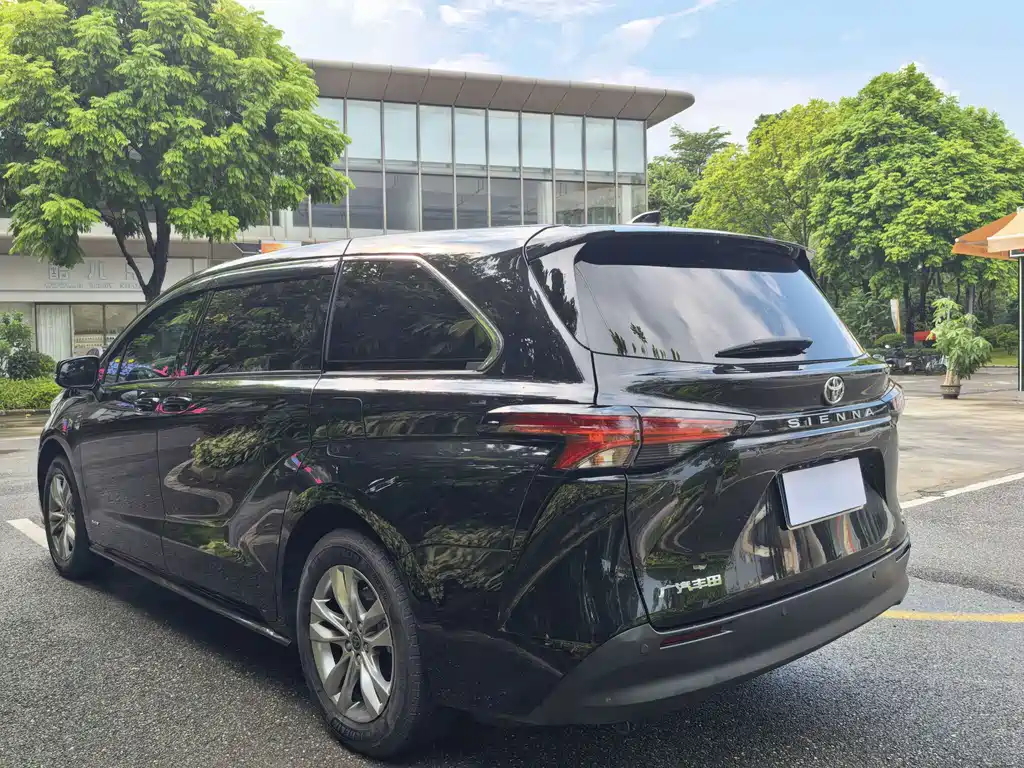 Toyota Sienna — миниатюра 4