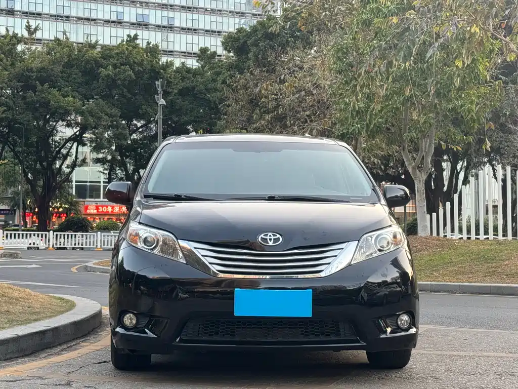 TOYOTA SIENNA
