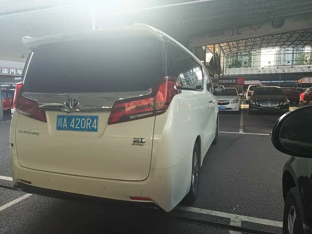Toyota Alphard — миниатюра 6