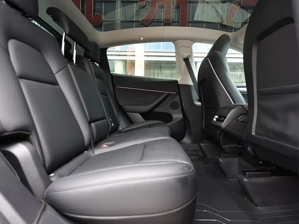Tesla Model Y — миниатюра 12