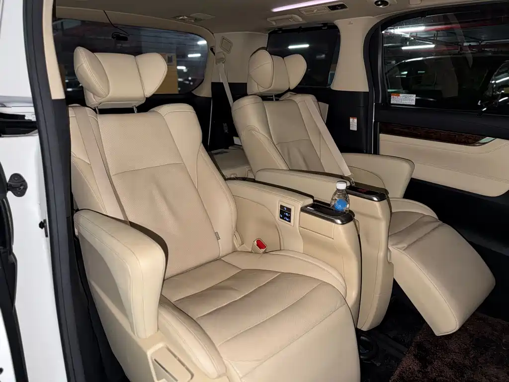 Toyota Alphard — миниатюра 8