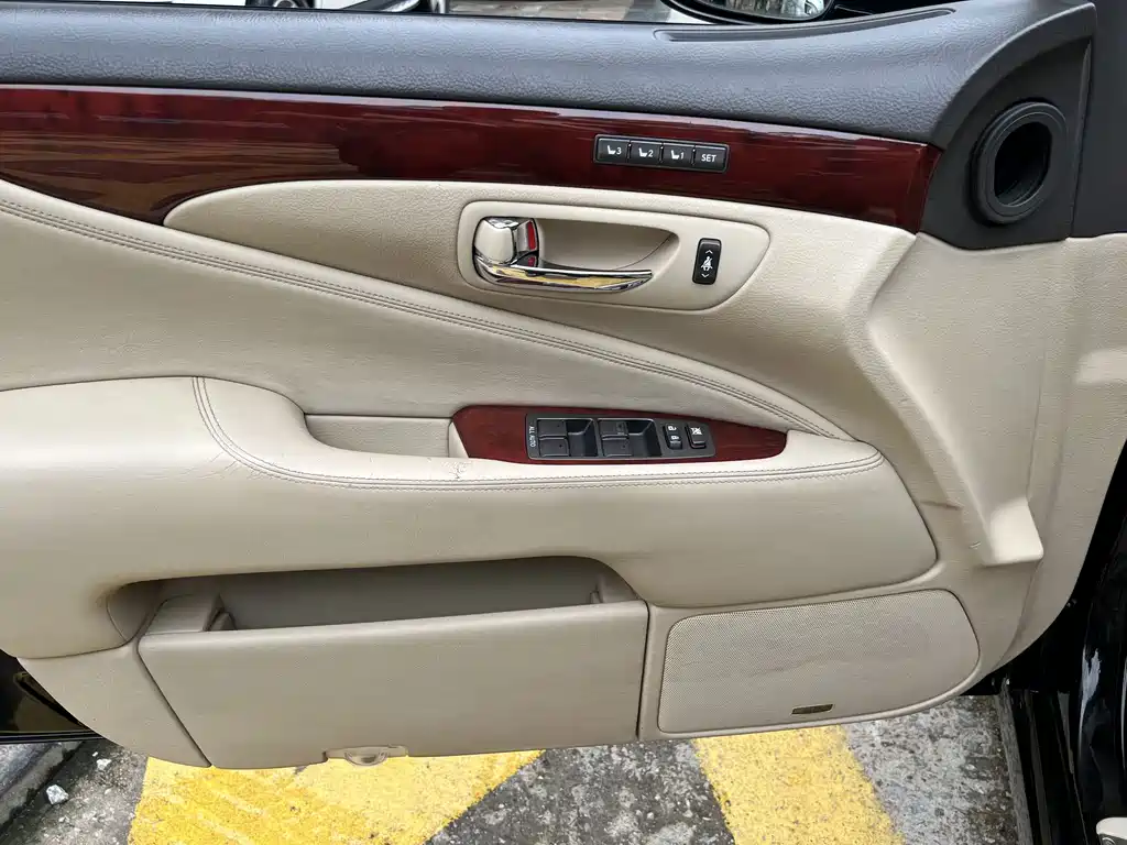 Lexus LS — миниатюра 7