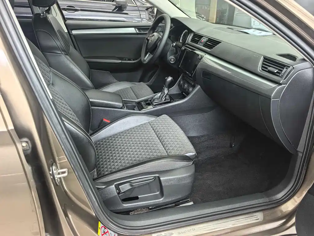 Skoda Superb — миниатюра 9