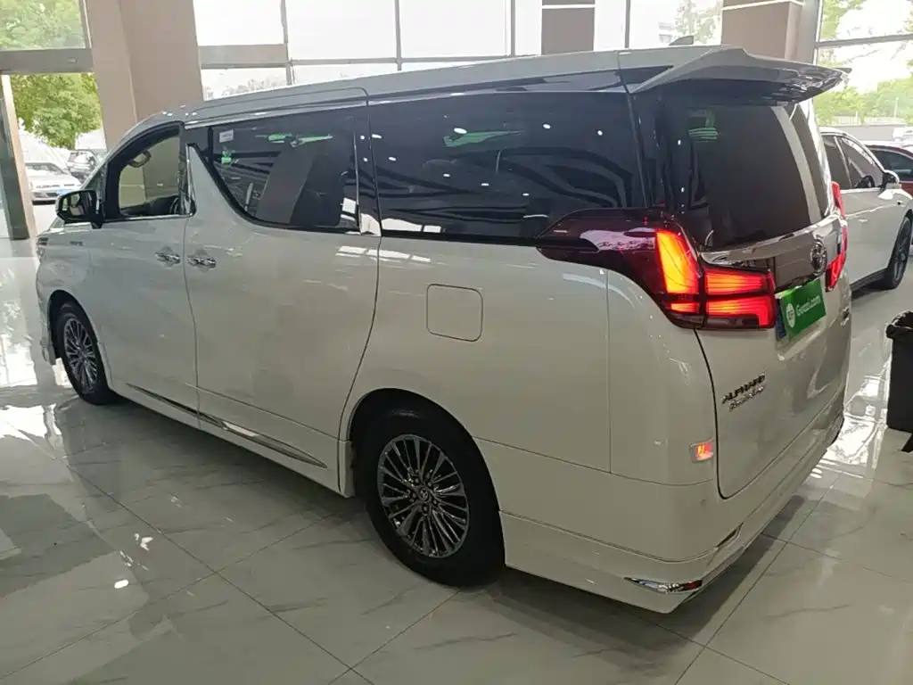 Toyota Alphard — миниатюра 5