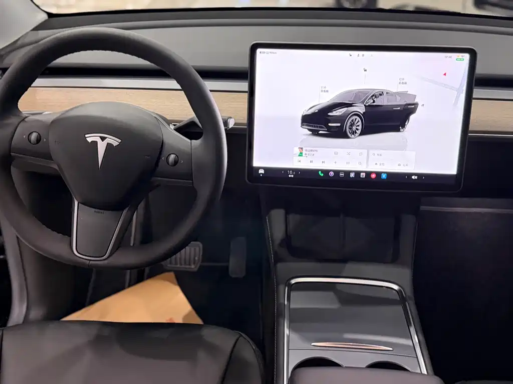 Tesla Model Y — миниатюра 6
