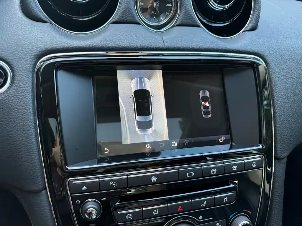 Jaguar XJ — миниатюра 17