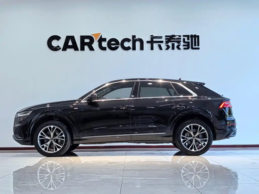 AUDI  Q8
