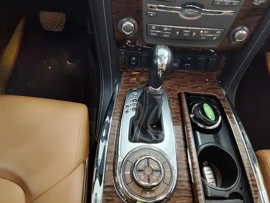 Nissan Patrol — миниатюра 16