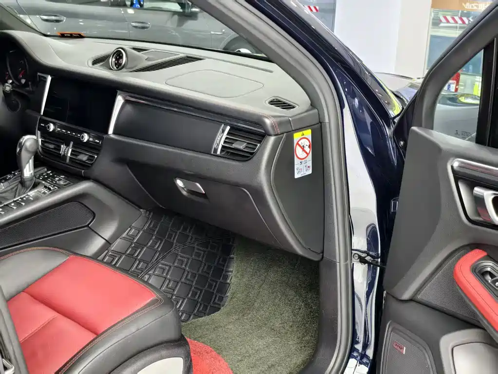 PORSCHE MACAN