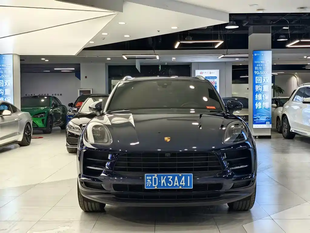 PORSCHE MACAN