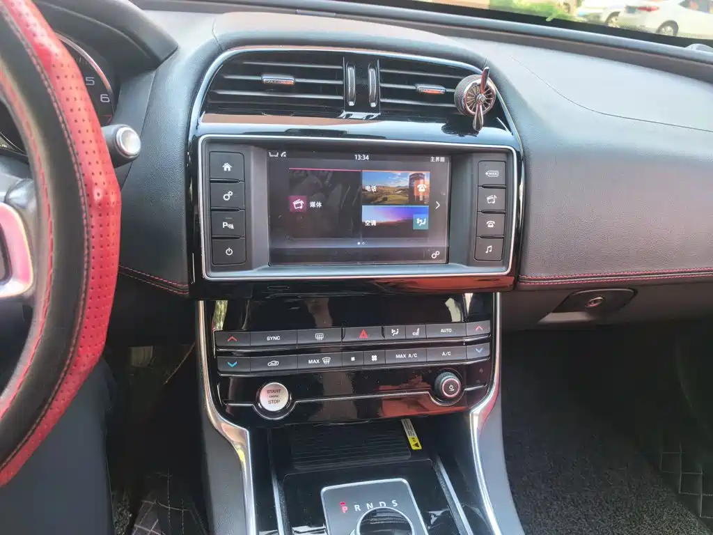Jaguar XE — миниатюра 9