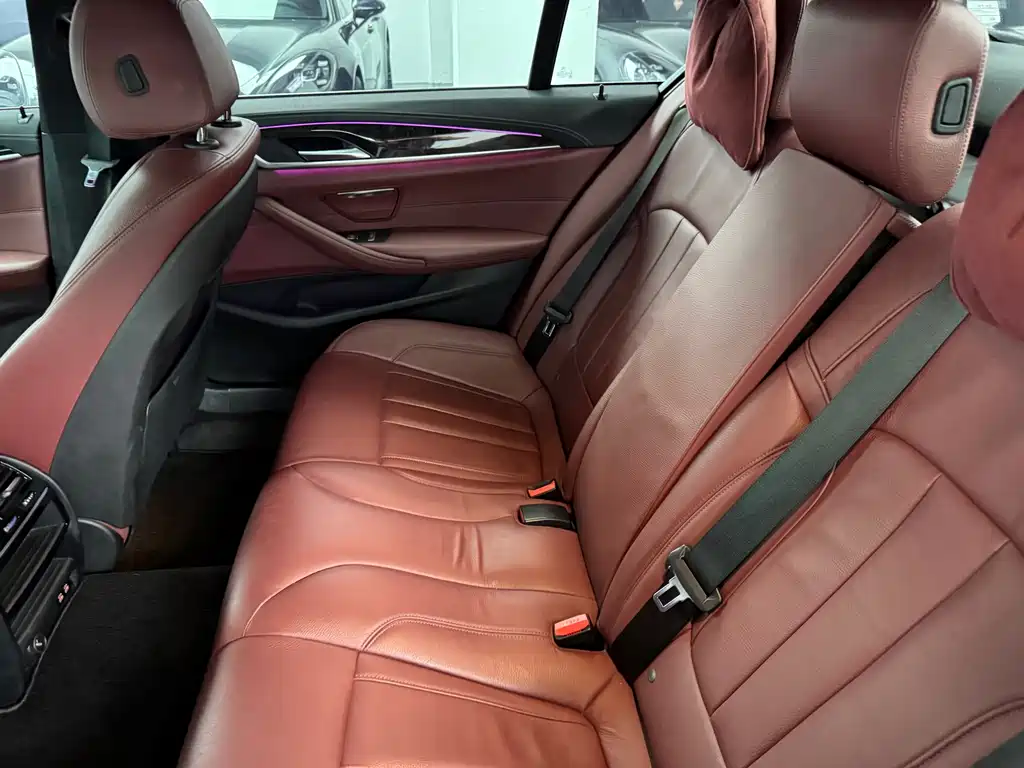 BMW 5 Series — миниатюра 8
