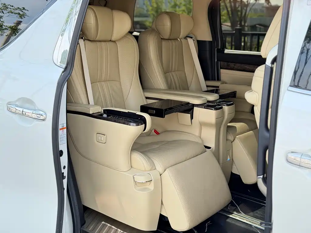 Toyota Alphard — миниатюра 10