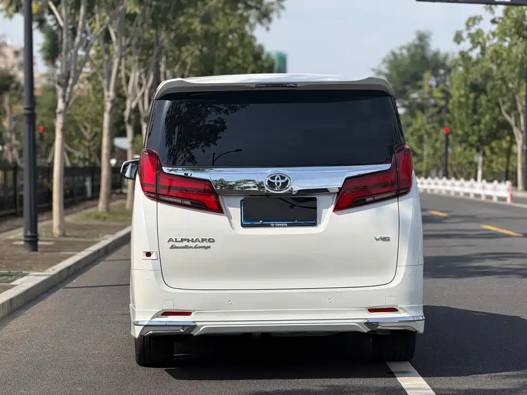 Toyota Alphard — миниатюра 7