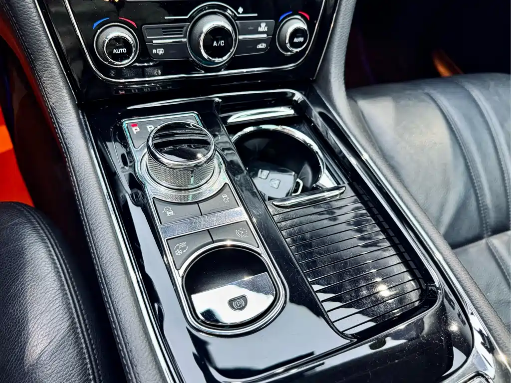 Jaguar XJ — миниатюра 15