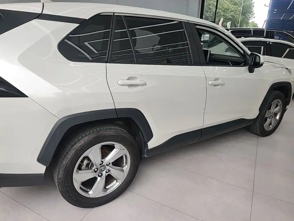 Toyota RAV4 — миниатюра 7