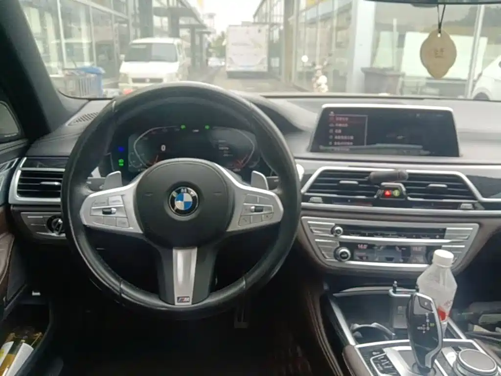 BMW 7 Series — миниатюра 11