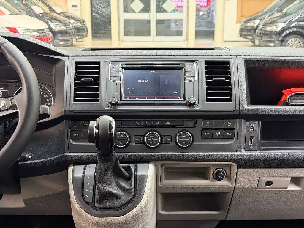 Volkswagen Caravelle — миниатюра 10