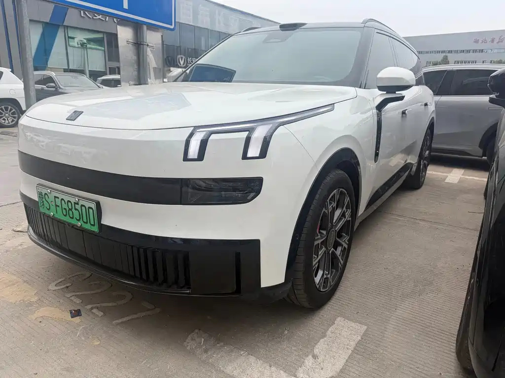 Lynk & Co 900