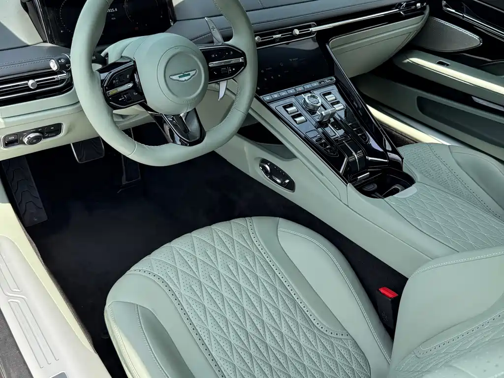 Aston Martin DB12 — миниатюра 11