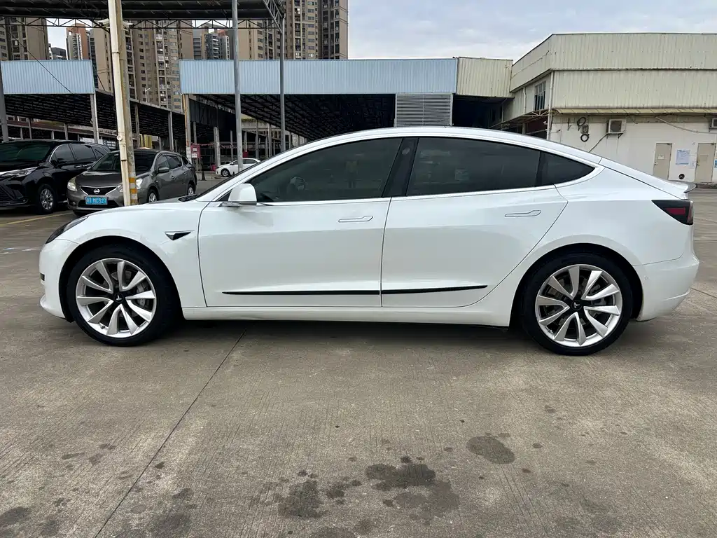 Tesla Model 3 — миниатюра 5