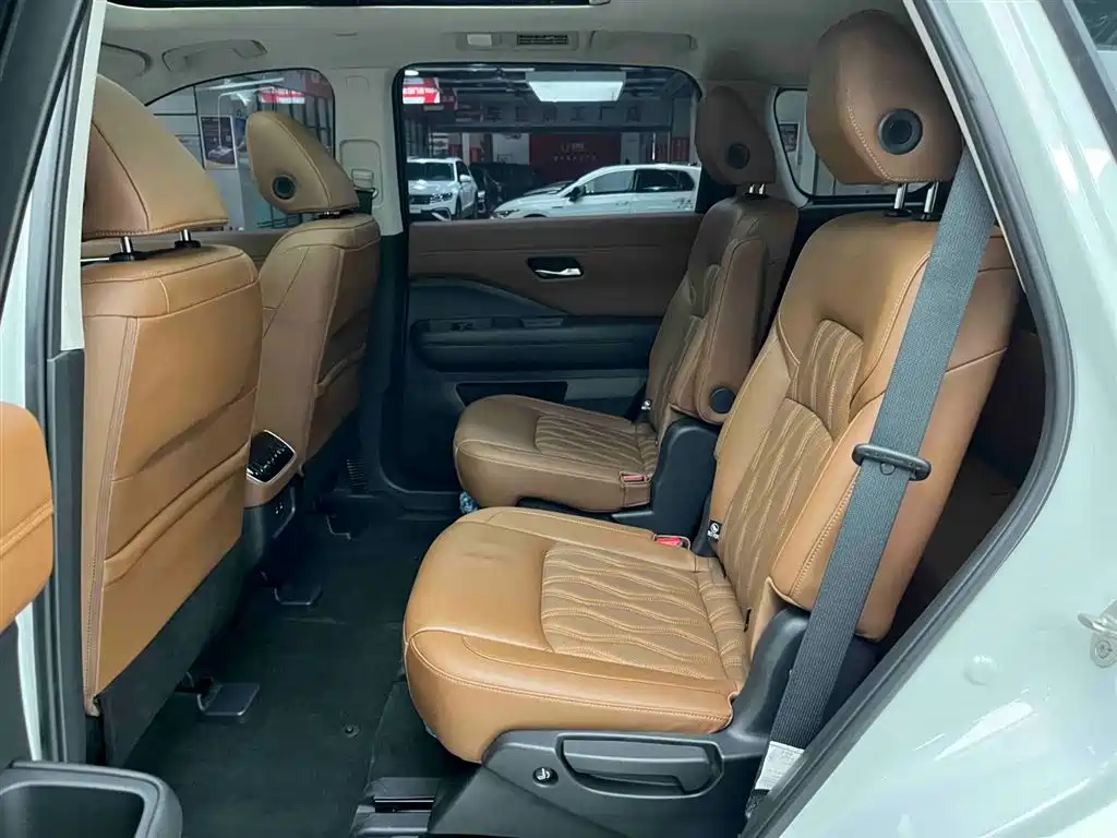 NISSAN EXPLORING THE LAND