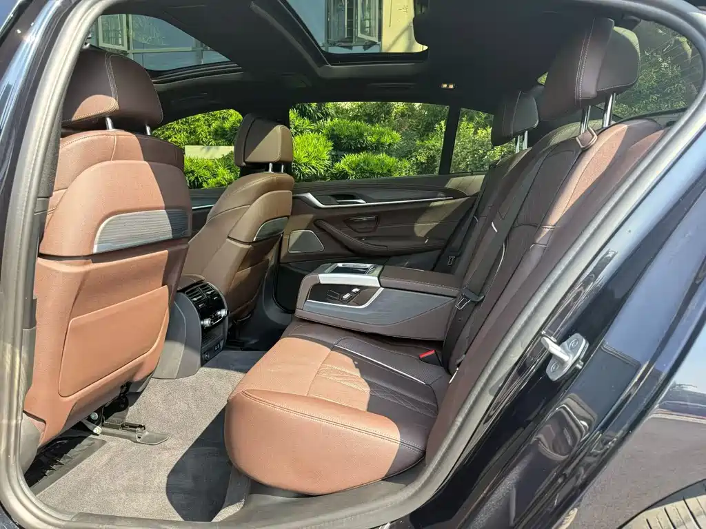 BMW 5 Series — миниатюра 6